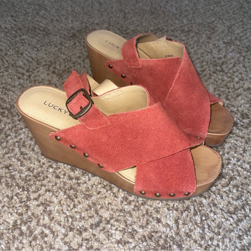 ✨LIKE NEW Lucky Band Suede Leather Wedges✨